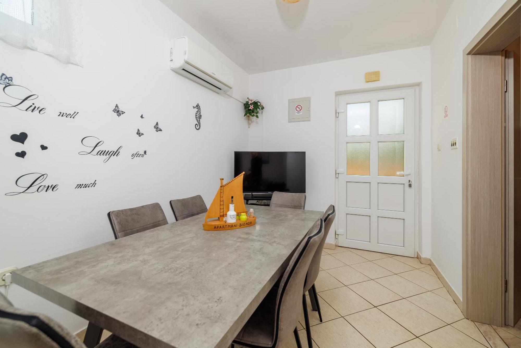Apartments And Rooms Bionda